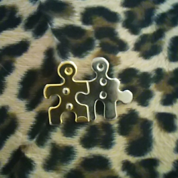 Jewelry - Vintage puzzle piece pin
